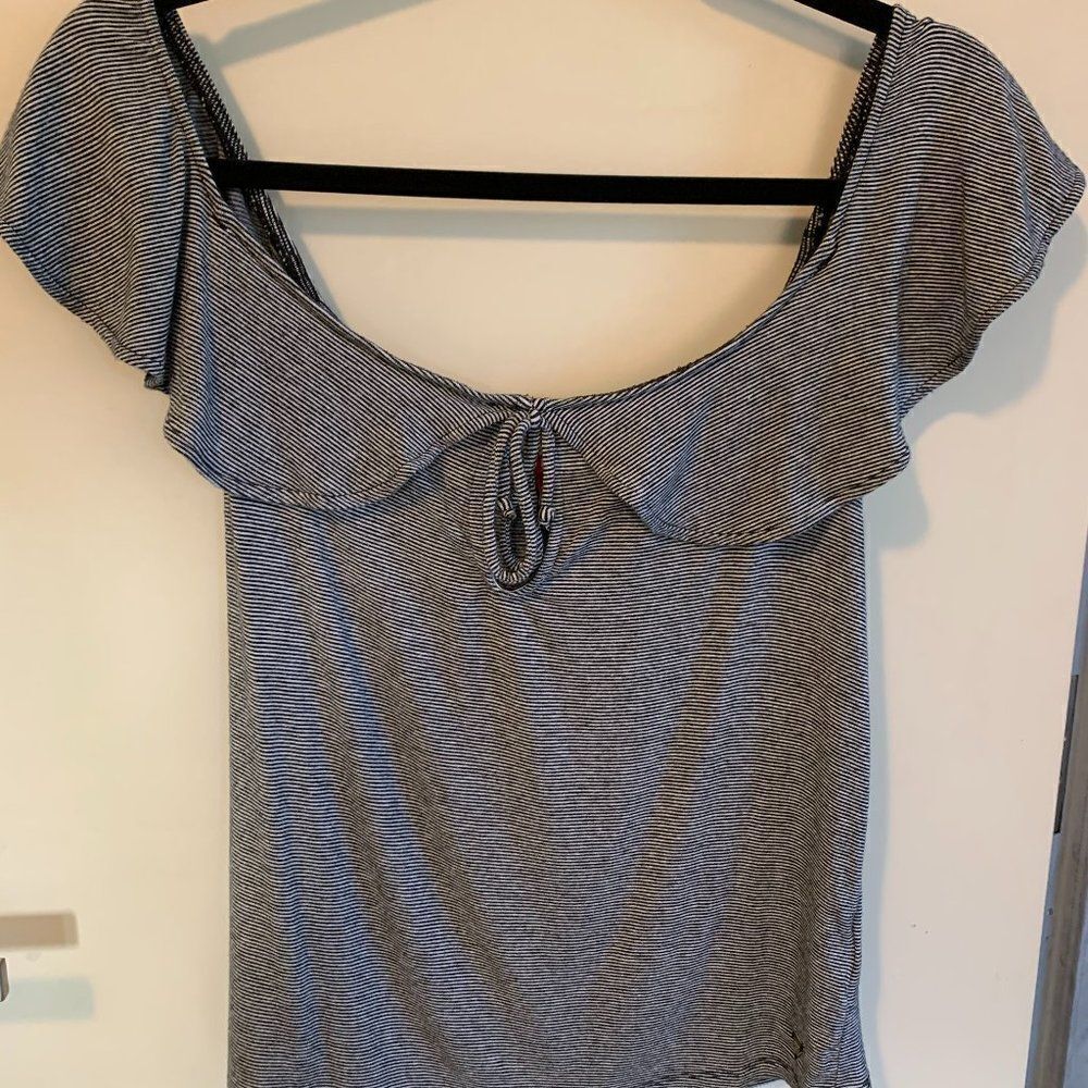 Guess, off shoulder, on shoulder knit top, Sz L, black & white mini stripes, EUC
